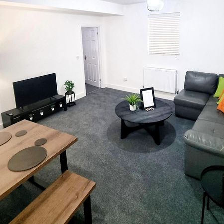 Stylish 2 Bed Apartment With Free Parking, Speed Wifi, Free Parking Κόλτσεστερ Εξωτερικό φωτογραφία