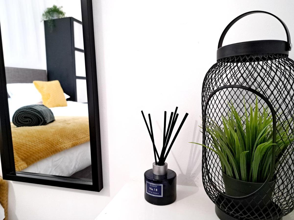 Stylish 2 Bed Apartment With Free Parking, Speed Wifi, Free Parking Κόλτσεστερ Εξωτερικό φωτογραφία